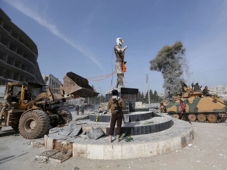  Des combattants de l'Armée syrienne libre soutenue par la Turquie abattre une statue kurde au centre d'Afrin 