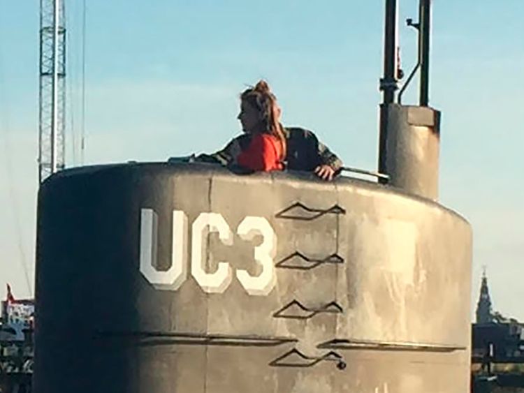  Cette photo montre la journaliste suédoise Kim Wall debout dans la tour du sous-marin privé UC3 Nautilus & # 39; Le 10 août 2017 dans le port de Copenhague 