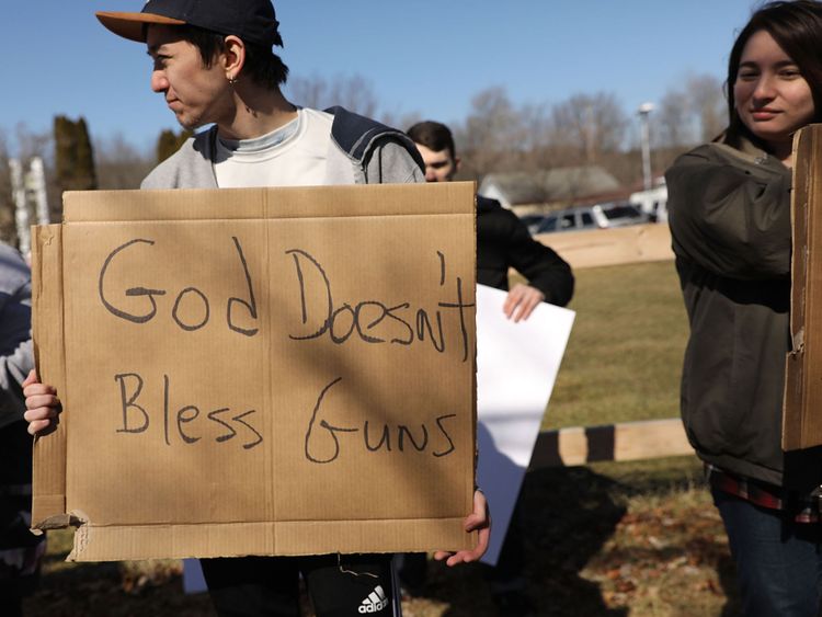  Des manifestants anti-armes devant l'église 