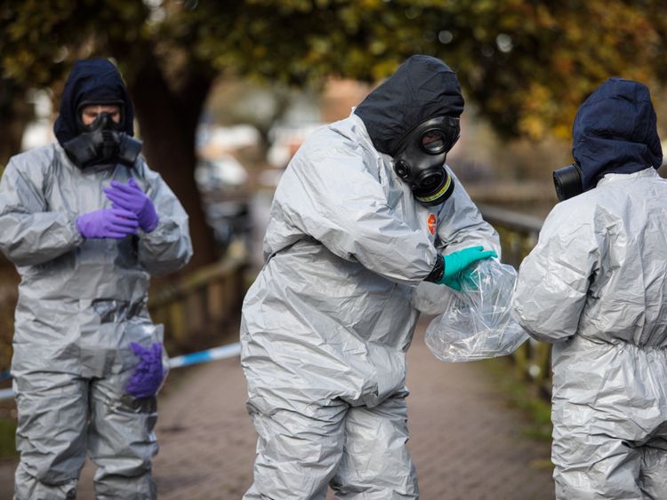  Des policiers en tenue de protection et masques sur les lieux de l'attaque d'un agent neurotoxique 