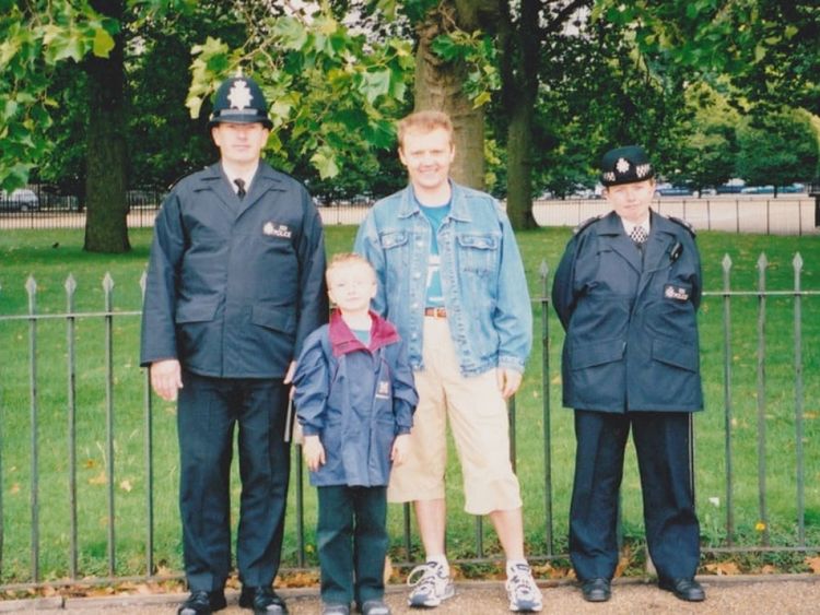  Alexander et Anatoly Livinenko posent avec deux policiers au Royaume-Uni avant sa mort 