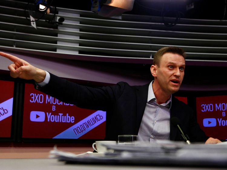  Alexeï Navalny est empêché de se présenter à l'élection de la Russie </span><br />
      </figcaption></figure>
</div>
<p> Mais dans le village de Sosnoviy, à quelques kilomètres d'Izhevsk, nous rencontrons un groupe improbable de Les villageois qui se sont ralliés à la cause du boycott </p>
<p> La plupart d'entre eux sont des retraités et ils sont en colère contre un homme d'affaires local qui les escroque sur le prix de l'eau </p>
<p>. C'est pourquoi 156 d'entre eux ont signé une lettre à M. Poutine et à la Commission électorale centrale disant qu'ils boycotteraient le vote. </p>
<p> "J'ai passé trois ans dans différents bâtiments administratifs à ce sujet et maintenant je veux demander à un Question de Vladimir Vladimirovich (Poutine), raconte Marina Jarkova </p>
<div class=