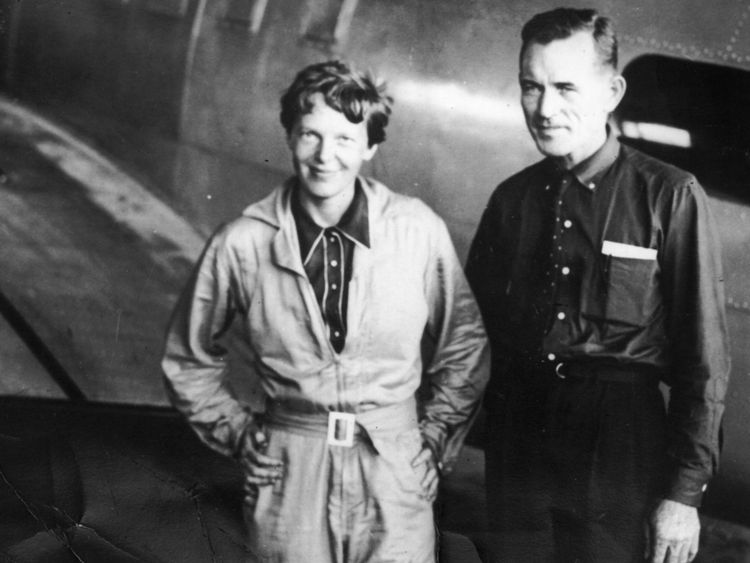  Aviatrice américaine Amelia Earhart (1897 - 1937) avec son navigateur, le capitaine Fred Noonan, au hangar de l'aérodrome de Parnamerim, Natal, Brésil, le 11 juin 1937 
