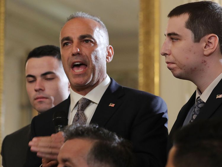  Andrew Pollack (C), dont la fille Meadow Pollack a été abattu la semaine dernière à l'école secondaire Marjory Stoneman Douglas, est rejoint par ses fils alors qu'il s'adresse à une séance d'écoute avec le président américain Donald Trump dans la salle à manger de l'État à la Maison Blanche le 21 février 2018 à Washington, DC. Trump a animé la session sur la sécurité dans les écoles à la suite du tir de masse de la semaine dernière à l'école secondaire Marjory Stoneman Douglas à Parkland, en Floride, qui a coûté la vie à 17 élèves et enseignants. (Photo: Chip Somod 