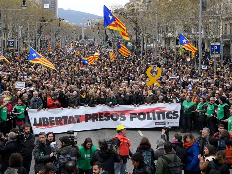  Les manifestants tiennent une banderole sur laquelle on lit: "Liberté des prisonniers politiques". à Barcelone 