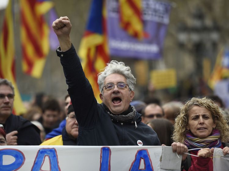  Des manifestations ont suivi l'arrestation de l'ancien président de la Catalogne par la police allemande 