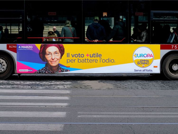 Une affiche électorale pour la fête Europa est vue du côté d'un bus à Rome 