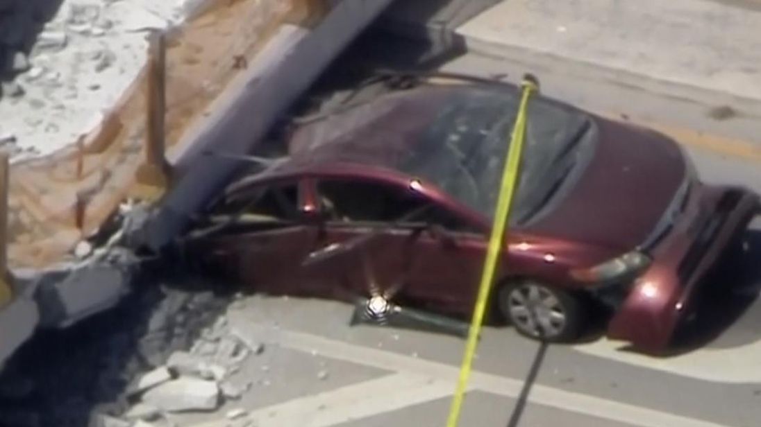  Un pont piétonnier qui traverse une rue du campus de la Florida International University à Miami s'est effondré jeudi après-midi. à la Florida Highway Patrol 