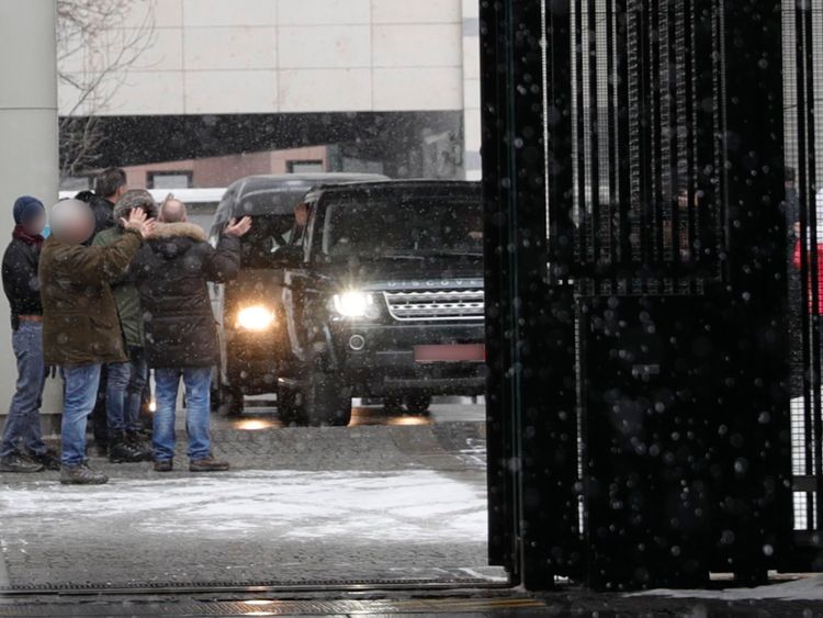  Des membres du personnel de l'ambassade britannique applaudissent alors qu'un convoi de véhicules quitte son complexe à Moscou 