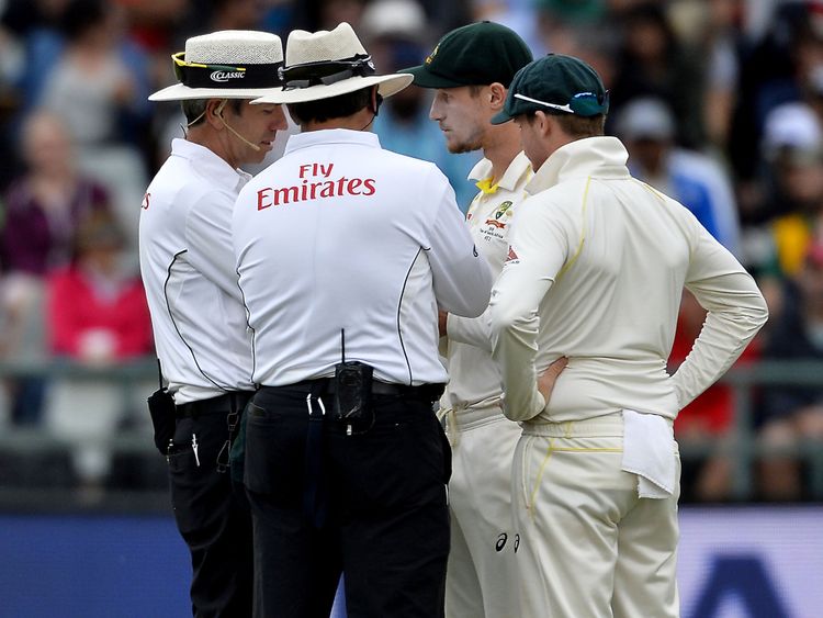  Les arbitres s'entretiennent avec les joueurs de cricket australiens Cameron Bancroft et Steven Smith 