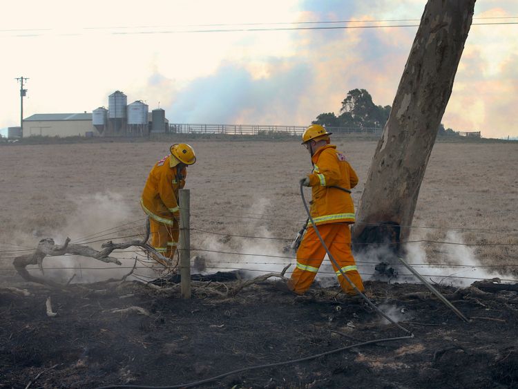  RTS1O4W018 mars 2018 Melbourne, Australie éteindre des feux près d'une ferme à la périphérie de la ville de Cobden, située au sud ouest de Melbourne, en Australie, le 18 mars 2018. AAP / David Crosling / via REUTERS ATTENTION EDITORS - CETTE IMAGE A ÉTÉ FOURNIE PAR UN TIERS. PAS DE REVENTE. PAS D'ARCHIVE. AUSTRALIE OUT. </span><br />
      </figcaption></figure>
</div>
<p> Les pompiers contrôlent la plupart des incendies </span><br />
      </figcaption></figure>
</div>
<p> Le ministre des Services d'urgence de Victoria, James Merlino, a déclaré que la plupart des incendies avaient été déclenchés par la foudre, mais que les enquêteurs […] </p>
<p> Le commissaire à la gestion des urgences, Craig Lapsley, a déclaré à l'ABC: «Les feux ont toujours des points chauds et nous avons toujours du vent, mais pas du tout au cours des dernières 24 heures.» </p>
<p> Tony Murphy de Emergency Management Victoria le SES a déclaré à la station de radio 3AW: "Nous sommes tellement en extase au sujet du fait que personne n'est mort." </p>
<p> "Nous avons vraiment apporté ces choses à la terre très rapidement." </p>
</p></div>
<p><script async src=