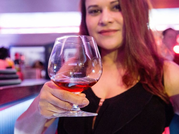 . Photo non datée de Ranjeeta Dutt McGroarty, tenant une portion de 40 ml de Cognac de Rome de Bellegarde, vendu pour 10.014 £ 