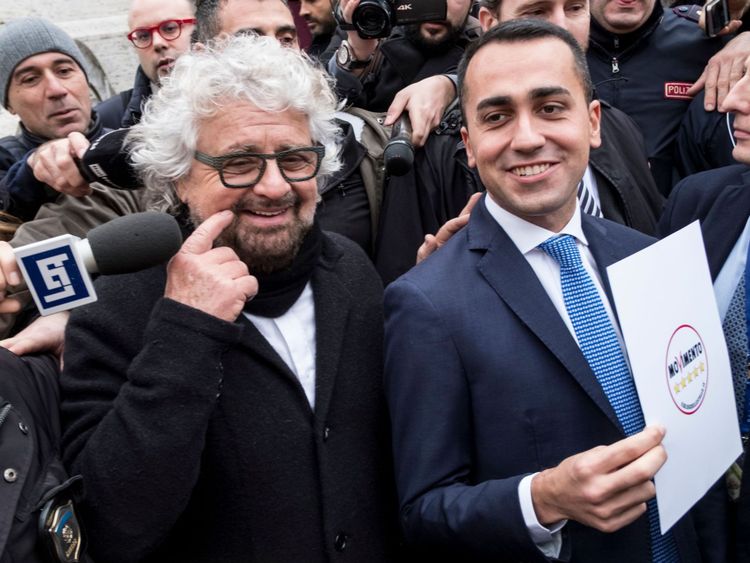  Le leader du Mouvement 5 étoiles Luigi Di Maio (R) avec le fondateur du mouvement Beppe Grillo 