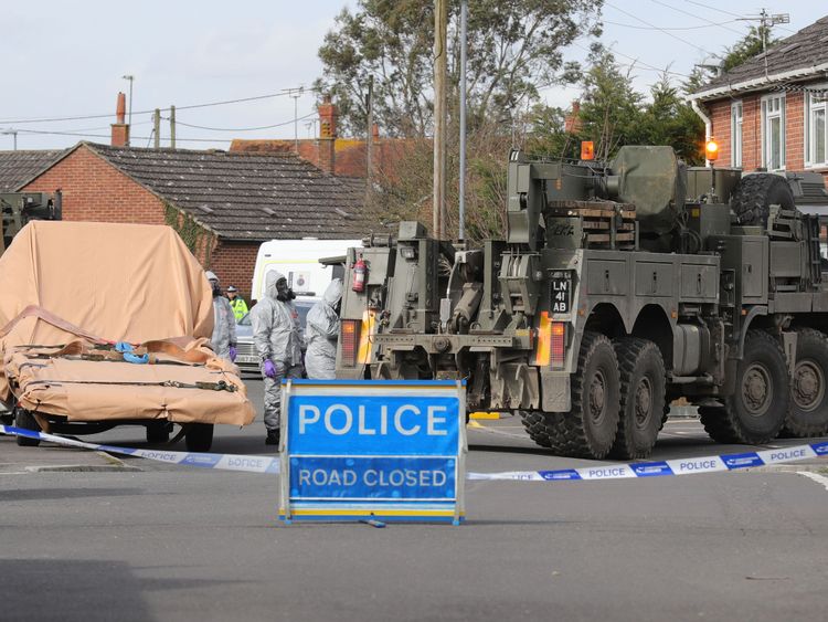  Les équipes médico-légales travaillent à une adresse à Gillingham, Dorset, alors qu'ils enlèvent Un camion de récupération utilisé suite à l'attaque des agents neurotoxiques de Salisbury 