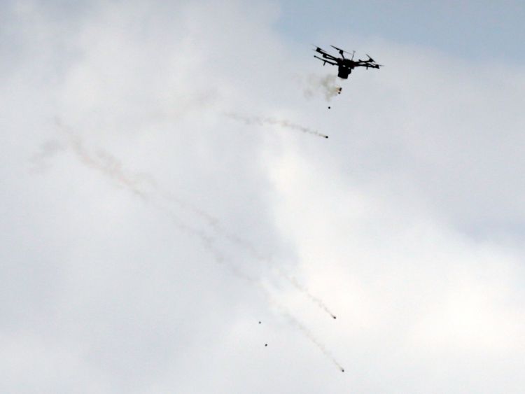  Un drone israélien lançant des grenades lacrymogènes lors d'affrontements avec des manifestants palestiniens 