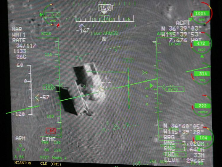  CREECH AIR FORCE BASE, NV - 08 AOÛT: L'affichage tête haute d'un pilote dans une station de contrôle au sol montre un camion de la vue d'une caméra sur un MQ -9 Reaper lors d'une mission d'entraînement le 8 août 2007 à la base aérienne de Creech à Indian Springs, au Nevada. Le Faucheur est le premier chasseur-tueur et chasseur de l'Air Force. véhicule aérien sans pilote (UAV) et est conçu pour engager des cibles sensibles au temps sur le champ de bataille ainsi que fournir des renseignements et de la surveillance. Les Reapers de la taille d'un chasseur à réaction mesurent 36 pieds de long avec 66- 