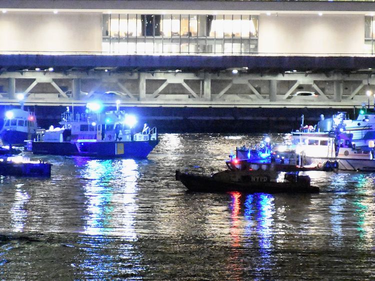  Les intervenants d'urgence travaillent sur les lieux d'un accident d'hélicoptère dans l'East River 11 mars 2018 à New York City. Selon les rapports, au moins deux personnes ont été tuées 