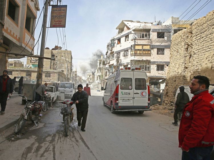  Le HCR et ses partenaires aident ceux qui ont évacué la Ghouta orientale Le HCR et ses partenaires aident ceux qui ont évacué la Ghouta orientale à la périphérie de Damas </span><br />
      </figcaption></figure>
</div>
<p> M. Mahecic a déclaré que l'agence était "alarmée par un nouvel approfondissement de la crise humanitaire en Syrie". La guerre civile syrienne est entrée dans sa huitième année la semaine dernière, ayant tué un demi-million de personnes et chassé plus de 11 millions de leurs foyers. </p>
<p> Près de six millions de Syriens ont fui à l'étranger </p>
<p> Dans le nord-est du pays, une autre urgence se déroule à Afrin, où environ 104 000 personnes ont quitté leurs foyers <strong> en raison des attaques turques </strong>. </p>
<p> 10 000 autres personnes sont bloquées dans les rebelles Az-Ziyara alors qu'ils tentent de pénétrer dans les régions du gouvernement syrien, en vain </p>
<p> <strong> :: Assad de Syrie se dirige lui-même à travers Damas en direction de la Ghouta orientale </strong></p>
<div class=