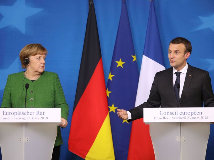 Le président français Emmanuel Macron s'exprime lors d'une conférence de presse conjointe avec la chancelière allemande Angela Merkel (L) le deuxième jour Sommet des dirigeants de l'Union européenne (UE) le 23 mars 2018 à Bruxelles 