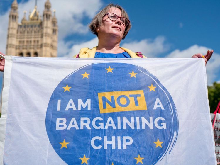  Des manifestants brandissent des banderoles lors d'une manifestation devant les députés du Lobby pour garantir les droits des citoyens de l'UE vivant au Royaume-Uni, après le Brexit, devant le Parlement du 13 septembre. 2017. Après avoir franchi le premier obstacle d'un projet de loi sur le Brexit, le Premier ministre britannique Theresa May a remporté mardi un autre vote parlementaire qui empêchera les députés de l'opposition de bloquer la future législation 