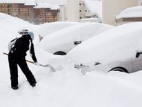  Une femme enlève la neige de sa voiture à Saint-Chaffrey , France 