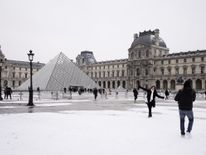  Pyramide du Louvre après la tombée de la nuit à Paris 