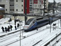  Les passagers sortent un train TGV bloqué par la neige à Montpellier au sud de France 