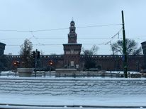  Un trottoir couvert de neige devant le château Sforzesco à Milan 