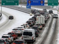  sur l'autoroute A3 couverte de neige près de Zurich, en Suisse 