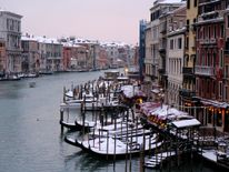 Gondoles couvertes de neige sur le Grand Canal de Venise 
