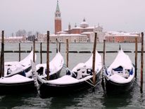  Gondoles couvertes de neige près de la place Saint-Marc dans la lagune de Venise 