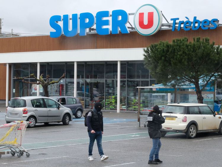  La ​​médecine légale travaille devant le supermarché Super U à Trebes, dans le sud-ouest de la France 