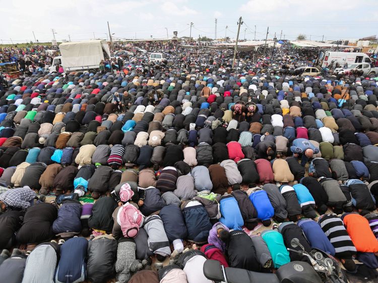  Muslim Les fidèles musulmans accomplissent des prières le vendredi midi lors d'une manifestation de protestation 