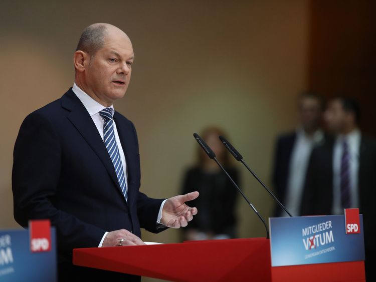  Olaf Scholz, président par intérim des sociaux-démocrates allemands, annonce le résultat du vote 
