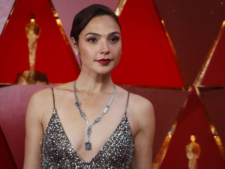  L'actrice de Wonder Woman Gal Gadot a porté Givenchy aux Oscars ce mois-ci </span><br />
        <span class=