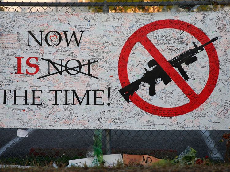  Un panneau est accroché à une clôture à l'école Marjory Stoneman Douglas de Parkland, Floride, le 27 février 2018 [19659006] Image: </span><br />
        <span class=