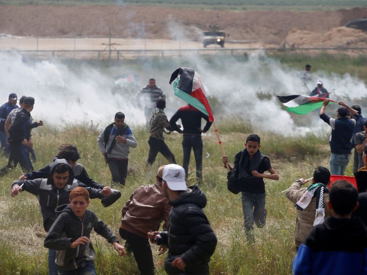  Les Palestiniens tirent du gaz lacrymogène des troupes israéliennes 