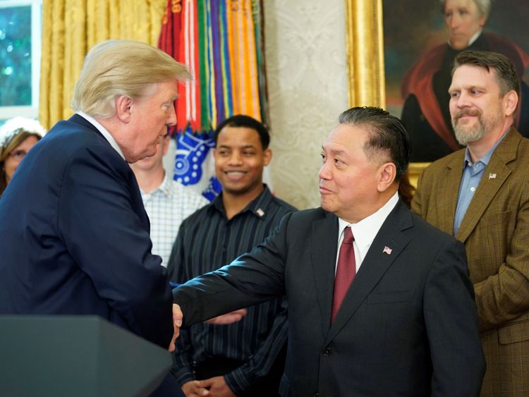  Donald Trump serre la main de Hock E. Tan, PDG de Broadcom 
