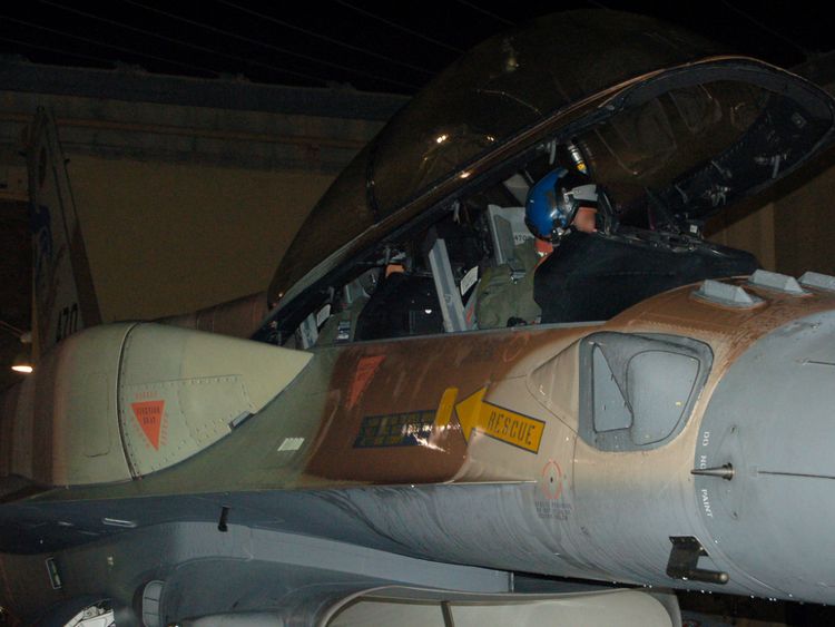  RTS1OJAZ21 mars 2018Jérusalem, IsraëlUne image non datée du matériel publié le 21 mars 2018 par l'armée israélienne concerne une frappe aérienne israélienne sur un site présumé d'un réacteur nucléaire syrien près de Deir al-Zor, le 6 septembre 2007. IDF / Document distribué par l'intermédiaire de Reuters. RÉDACTEURS - CETTE IMAGE A ÉTÉ FOURNIE PAR UN TIERS. PAS DE REVENTE. PAS D'ARCHIVES. IMAGES DE VISAGES ONT ETE OBSCUREES A LA SOURCE 