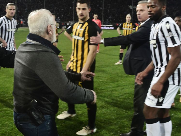 Le président du Paok, Ivan Savvidis, au centre, a pris la place après que l'arbitre a refusé un but de dernière minute 