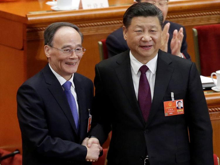  Le président chinois Xi Jinping (R) s les mains du vice-président chinois Wang Qishan nouvellement élu lors de la cinquième session plénière du Congrès national des Peuples (CNP) au Grand Palais du Peuple à Beijing, en Chine, le 17 mars 2018. REUTERS / Jason Lee 