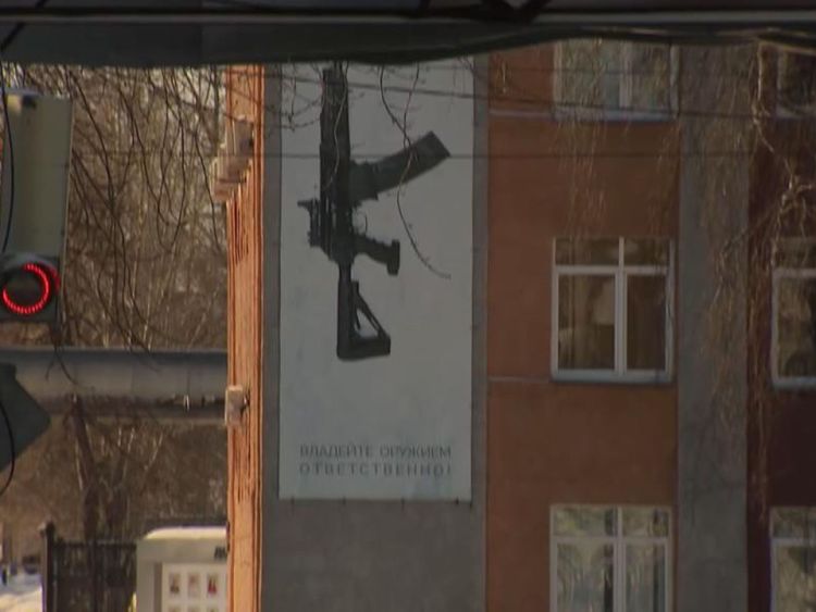  Un fusil Kalachnikov dans la ville d'Ijevsk 