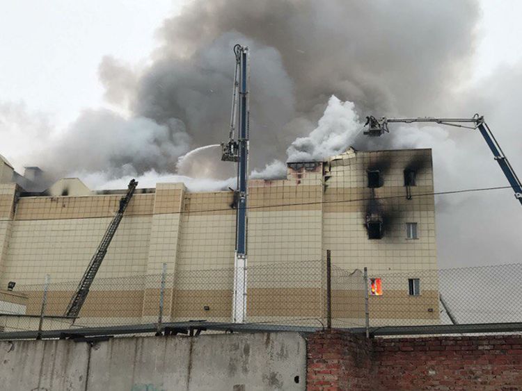  Plus de 30 personnes ont été tuées dans un incendie dans un centre commercial de Kemerovo 
