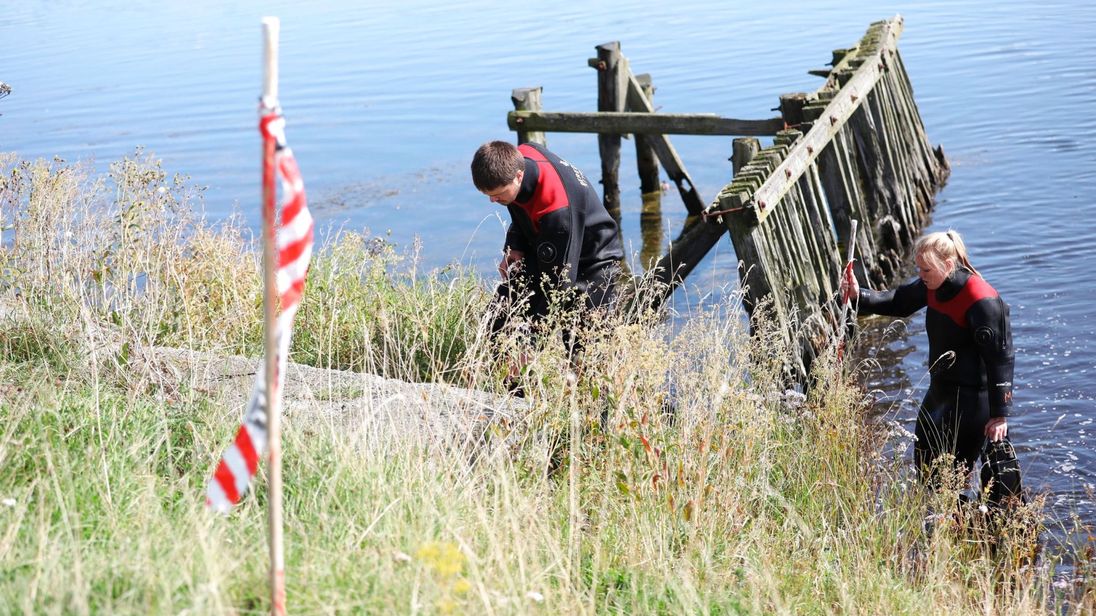  Des membres de l'Agence danoise de gestion des urgences (DEMA) assistent la police de Kalvebod Faelled à Copenhague le 23 août 2017 à la recherche des corps disparus de la journaliste Kim Wall près du site où son torse a été retrouvé le 21 août 