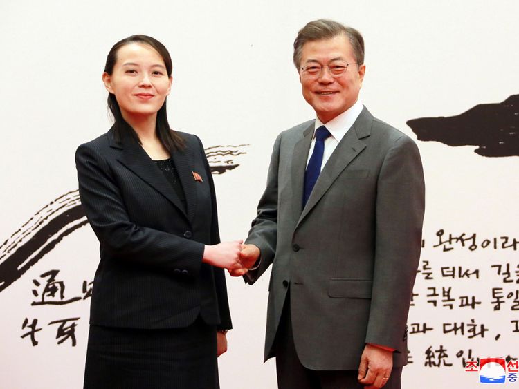  Le président sud-coréen Moon Jae-in serre la main avec Kim Yo Jong, le président sud-coréen. Le président sud-coréen Moon Jae-in serre la main de Kim Yo Jong, la sœur du dirigeant nord-coréen Kim Jong Un </span><br />
      </figcaption></figure>
</div>
<p> La Corée du Nord a réitéré Le porte-parole du ministère des Affaires étrangères de la Corée du Nord, s'exprimant devant l'agence de presse officielle du pays, a déclaré: "Nous ne demanderons ni dialogue ni évasion de l'armée. "Que la paix souhaitée par notre nation et le reste du monde s'installe dans la péninsule coréenne ou que la situation que personne ne souhaite se développe dans le cercle vicieux de la confrontation dépend entièrement de l'attitude des Etats-Unis. . "</p>
<div class=