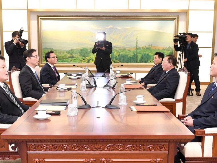  La délégation nord-coréenne Jon Jong Su s'entretient avec son homologue sud-coréen Chun Hae-sung lors de leur rencontre au village trêve de Panmunjom dans la zone démilitarisée séparant les deux Corées. Pic: Yonhap / Reuters 
