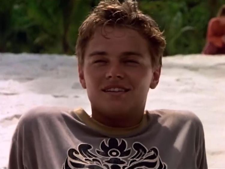  L'acteur Leonardo DiCaprio s'imprègne de la beauté de la baie de la plage 