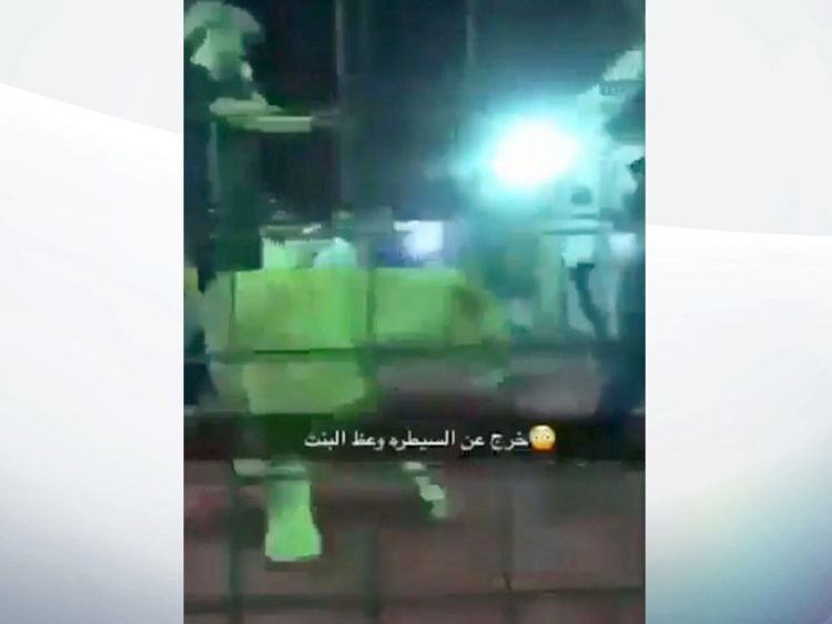  On voit le lion marcher autour de l'enclos pendant que les enfants jouent à ses côtés. Pic: @ nawal__501 