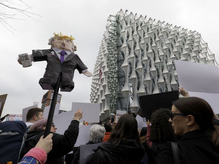  La marche devant l'ambassade des États-Unis au sud de Londres 