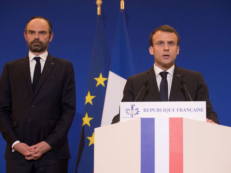  Le président français Emmanuel Macron et le Premier ministre Edouard Philippe parlent après l'attentat terroriste 